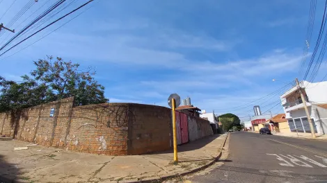 Terreno no Jardim Aeroporto em Bauru em rua comercial