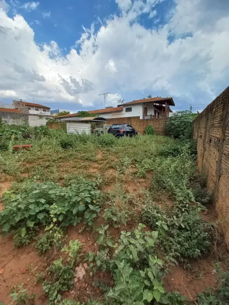 Terreno no Jardim Aeroporto em Bauru em rua comercial de esquina