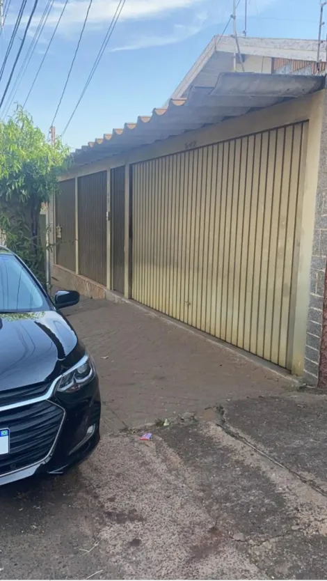 Casa 3 quartos, com 1 suíte, garagem para 2 carros e churrasqueira coberta no Jardim Gerson França em Bauru SP