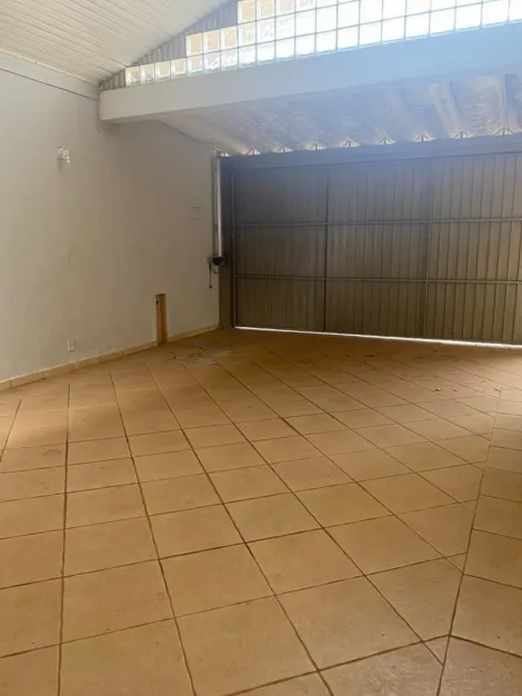 Casa 3 quartos, com 1 suíte, garagem para 2 carros e churrasqueira coberta no Jardim Gerson França em Bauru SP